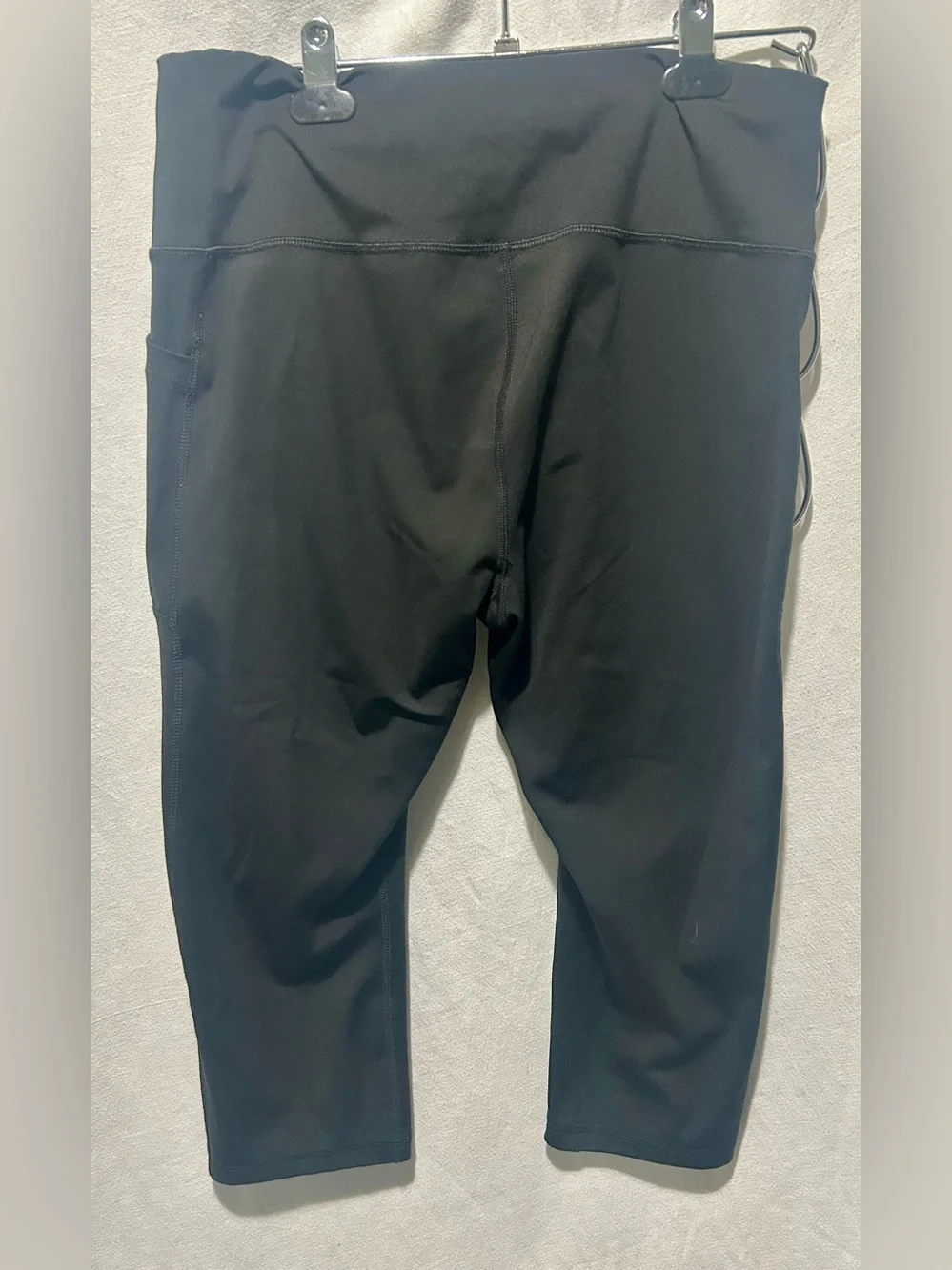 Women's Black High-Waist Active Capri Pants with Side Pockets L 12-14
